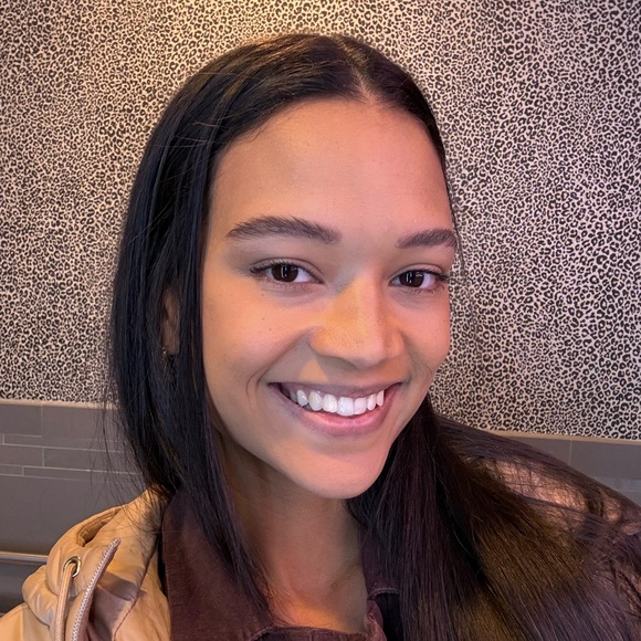 Meet your Posher, Alexia - Picture 1 of 1